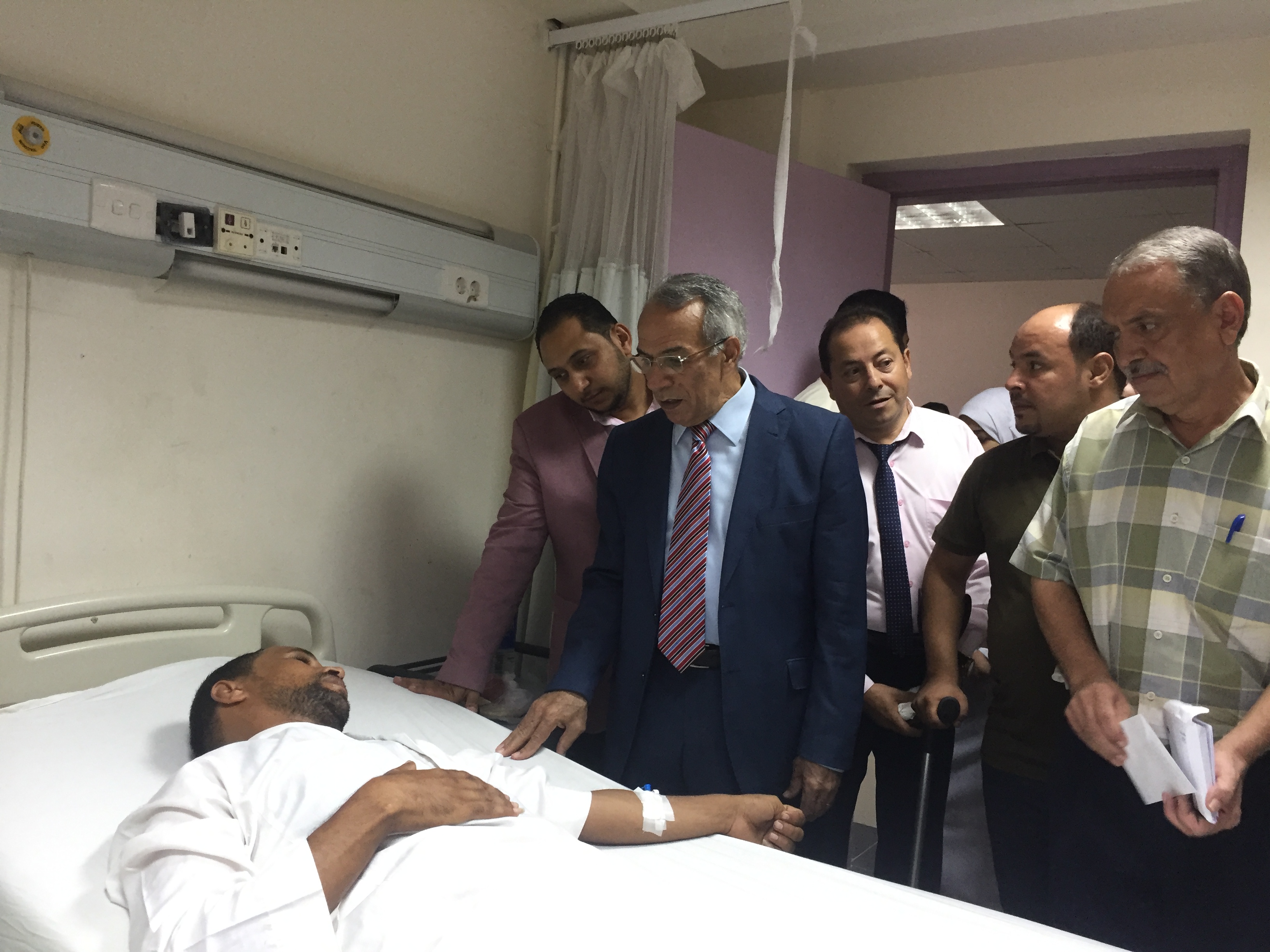 محافظ شمال سيناء يزور مرضى مستشفى العريش (3)