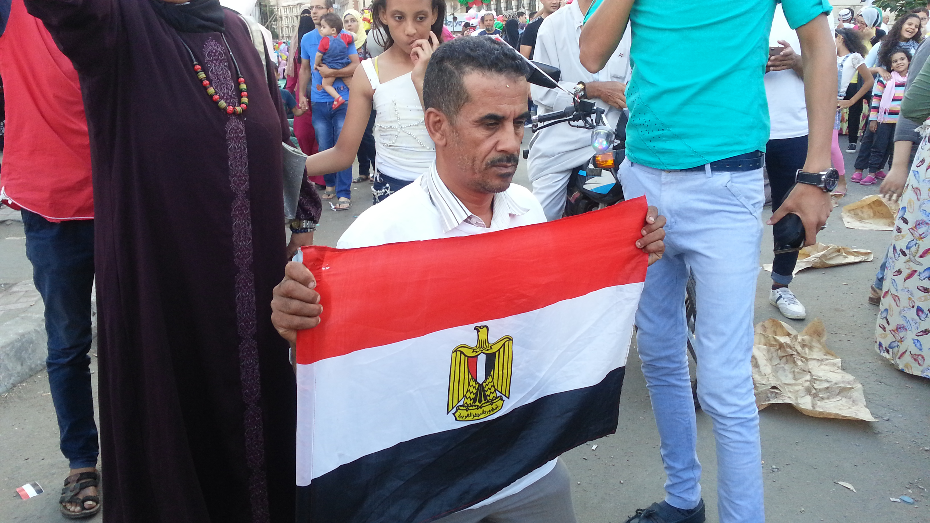 مواطنون يرفعون أعلام مصر بالقائد إبراهيم  (4)
