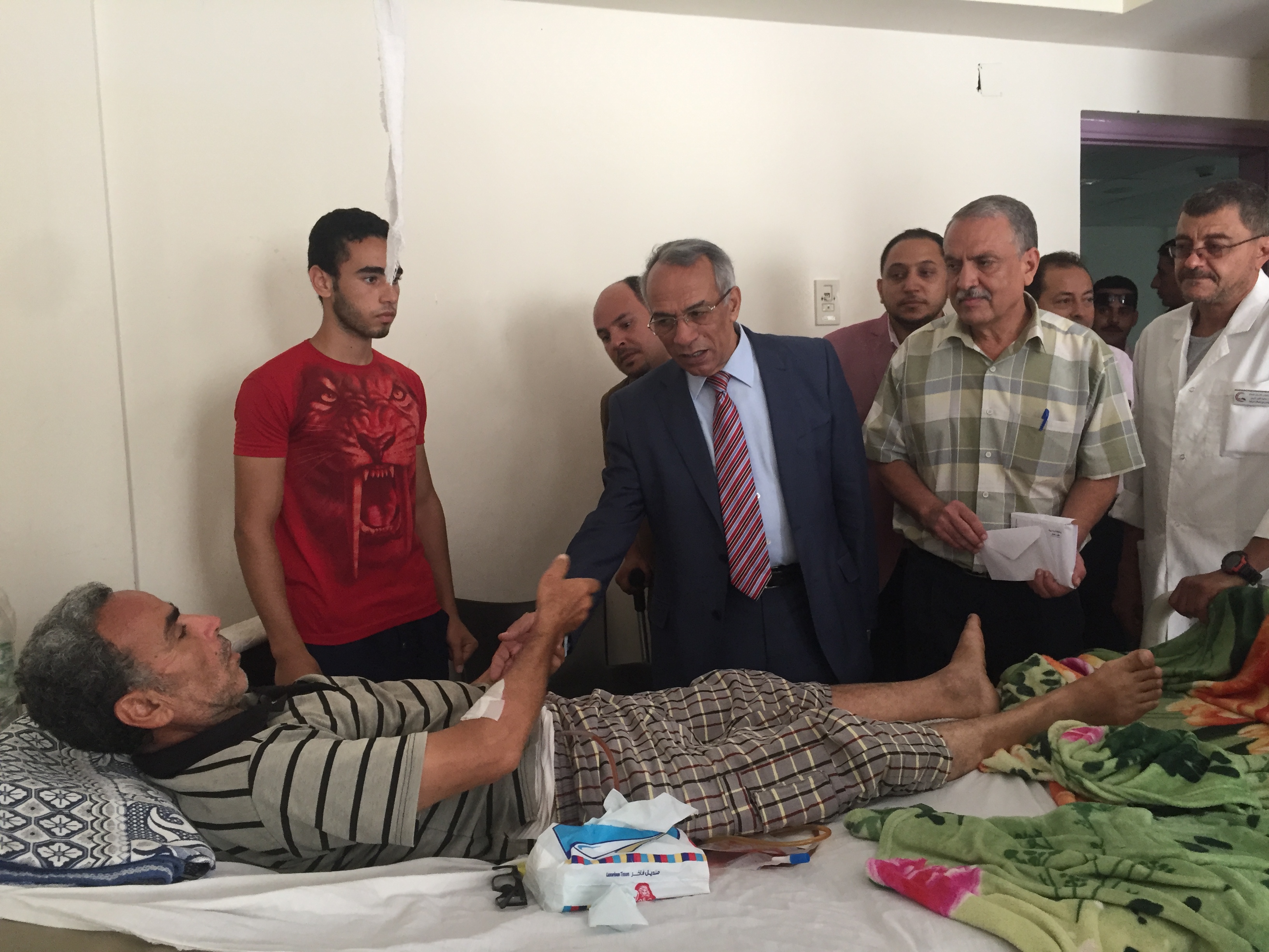 29محافظ شمال سيناء يزور مرضى مستشفى العريش
