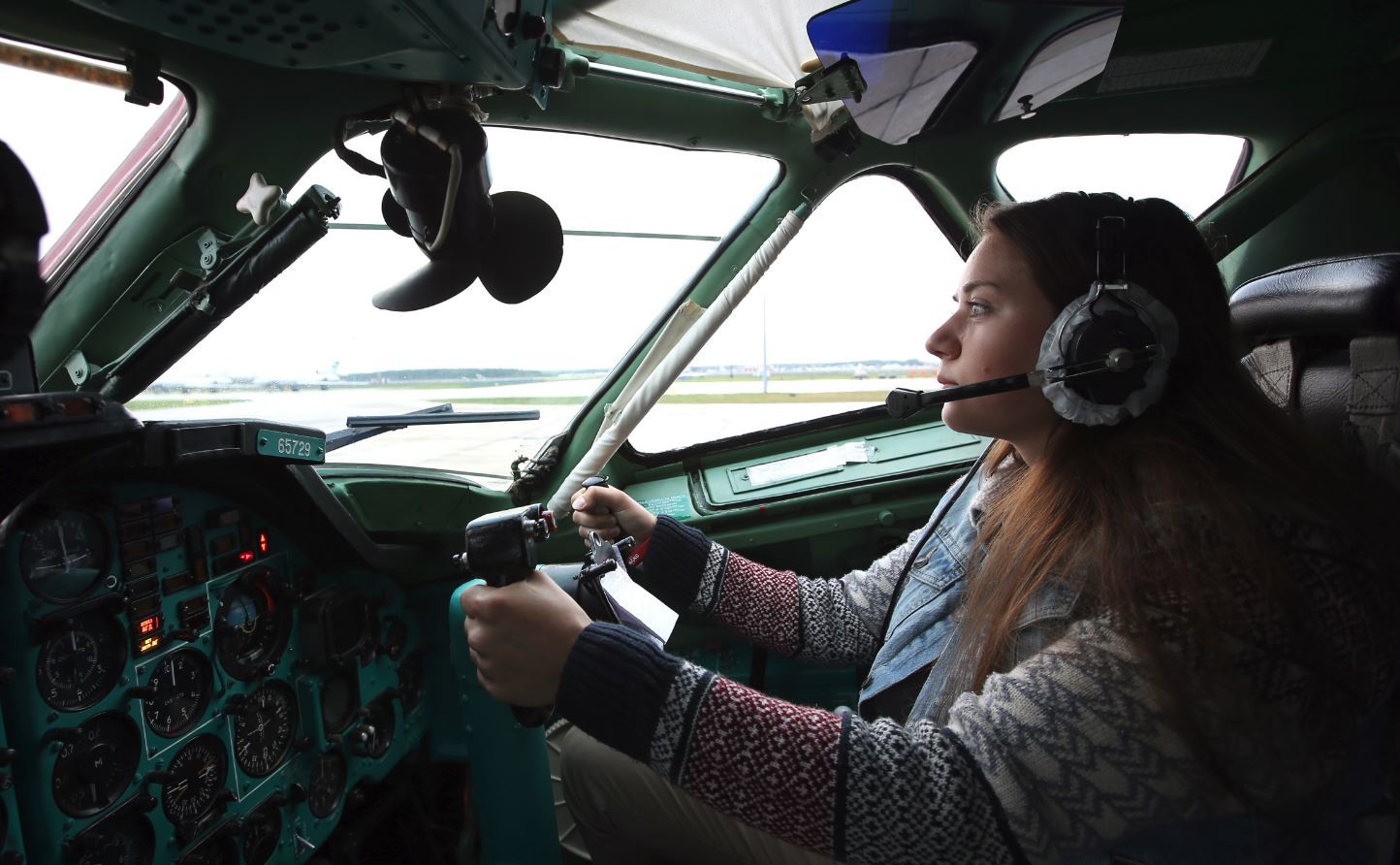 فتاة روسية تتدرب على قيادة طائرة حربية