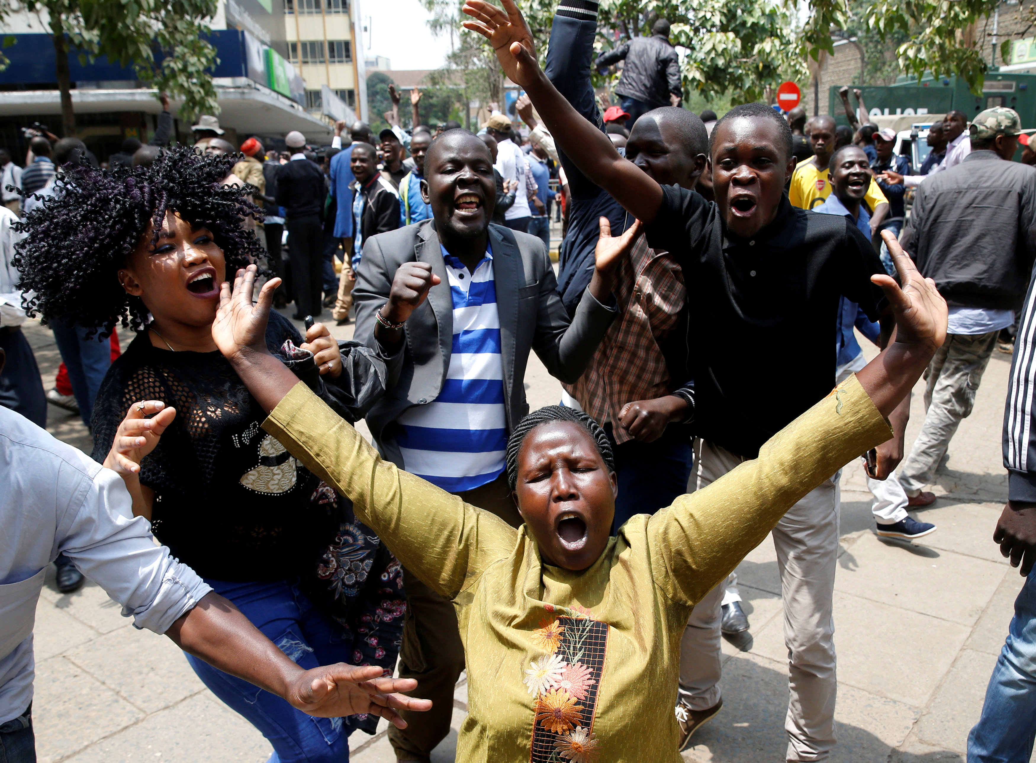 أنصار المعارض الكينى يحتفلون بإعلان بطلان انتخابات الرئاسة