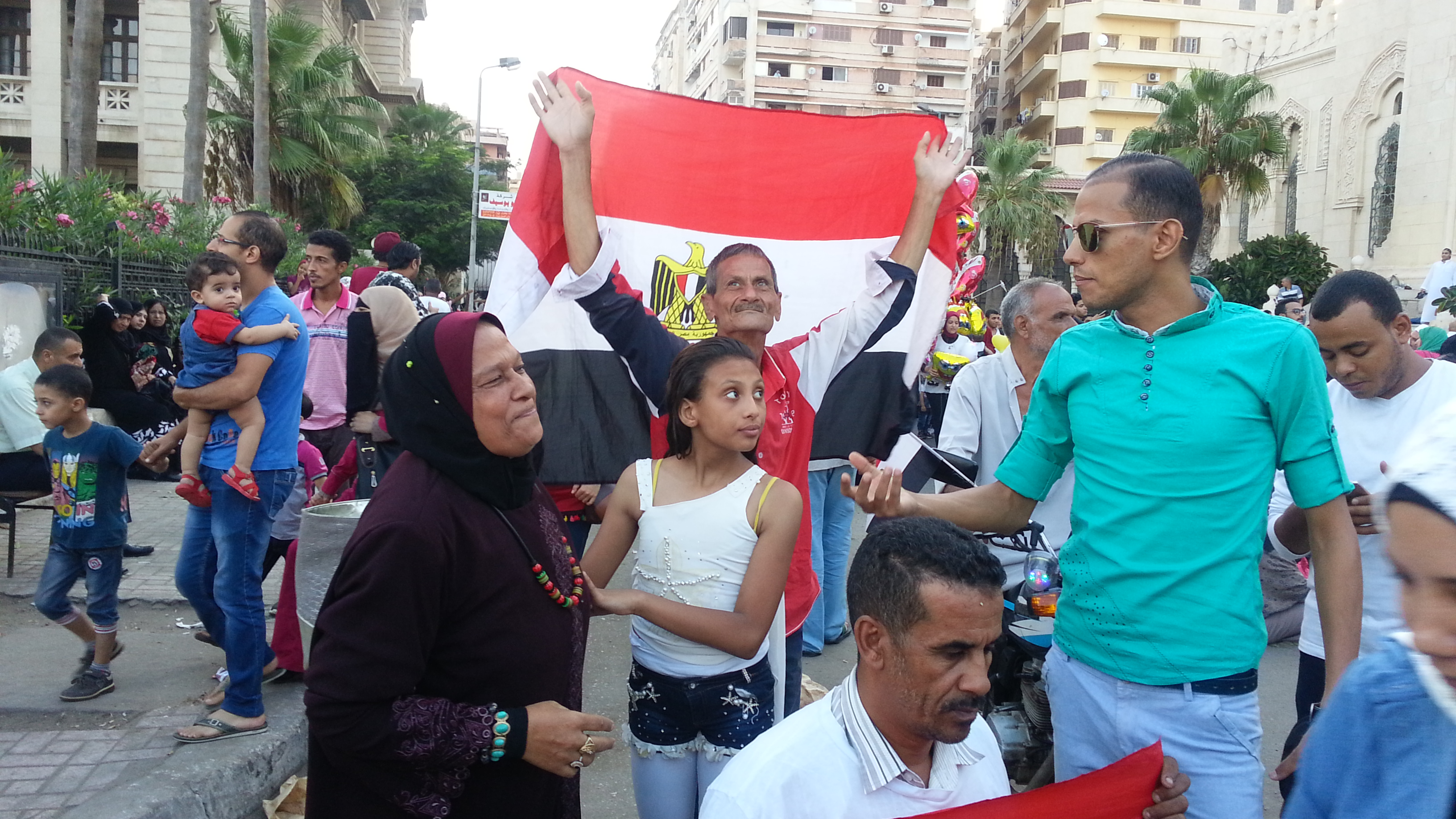 مواطنون يرفعون أعلام مصر بالقائد إبراهيم  (3)