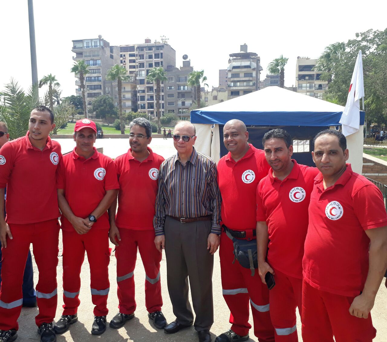 محافظ القاهرة مع فرقة الهلال الأحمر بالفسطاط