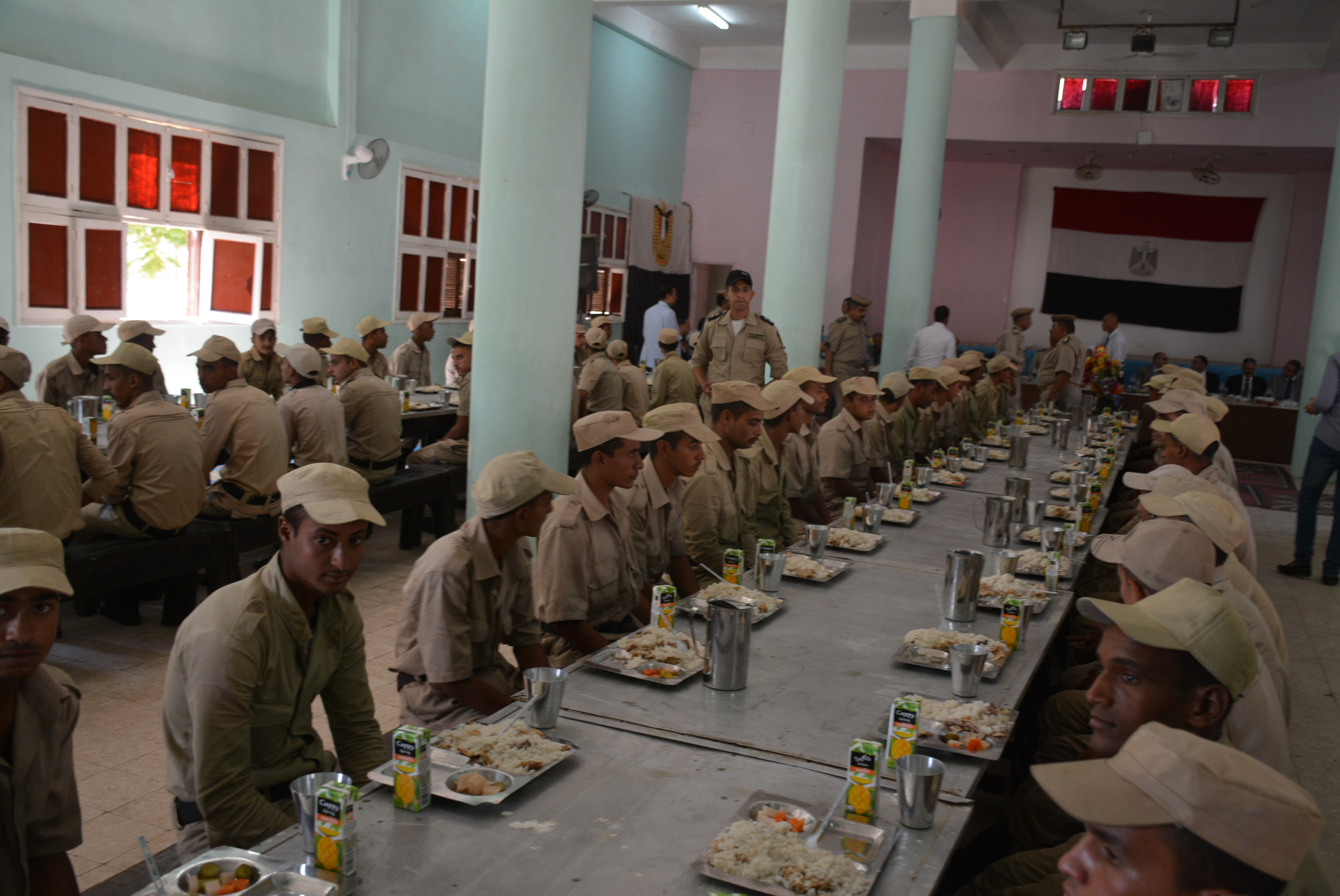 محافظ سوهاج يشارك مجندى قوات الأمن حفل الافطار الجماعى (1)