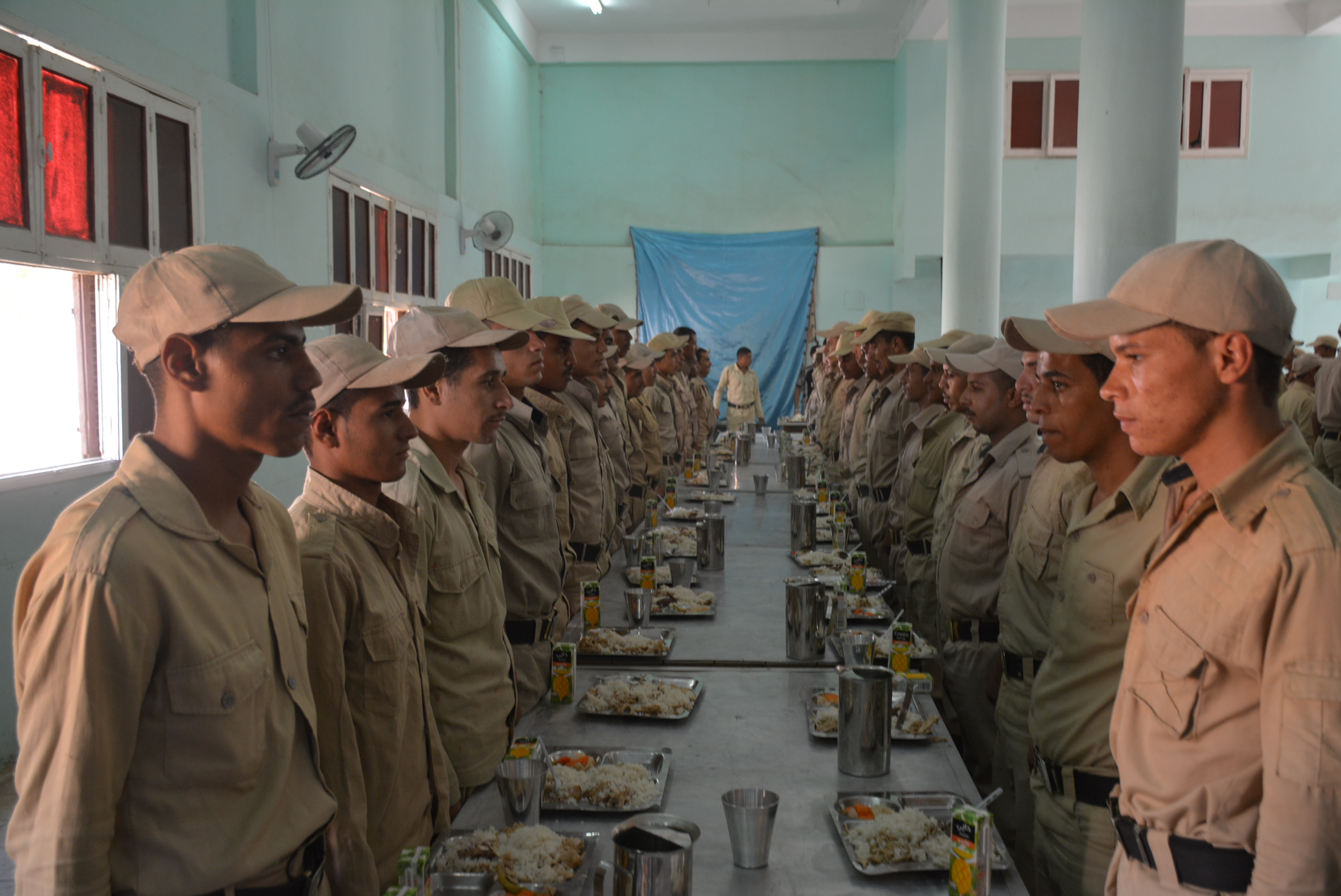 محافظ سوهاج يشارك مجندى قوات الأمن حفل الافطار الجماعى (5)