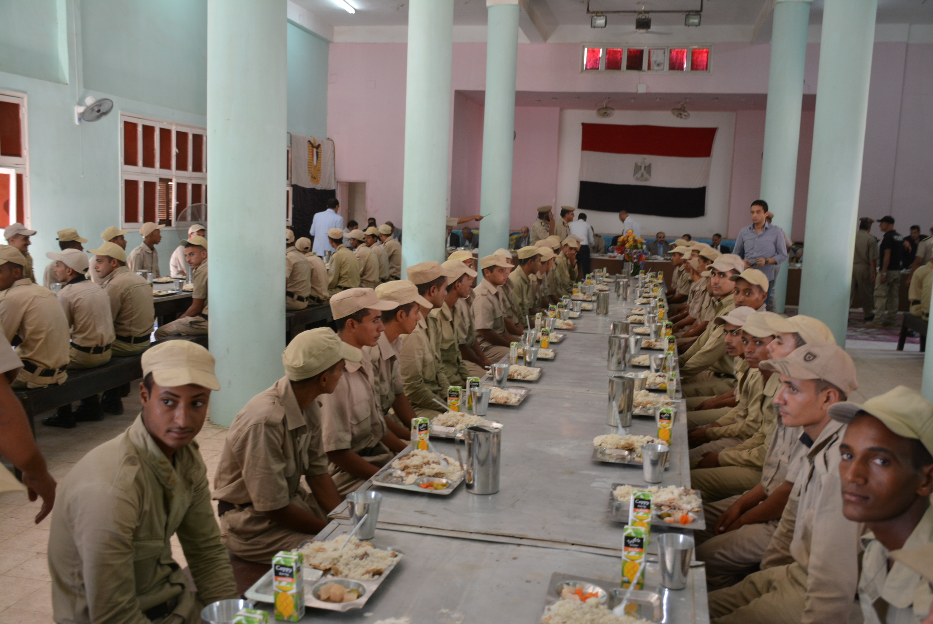 محافظ سوهاج يشارك مجندى قوات الأمن حفل الافطار الجماعى (2)