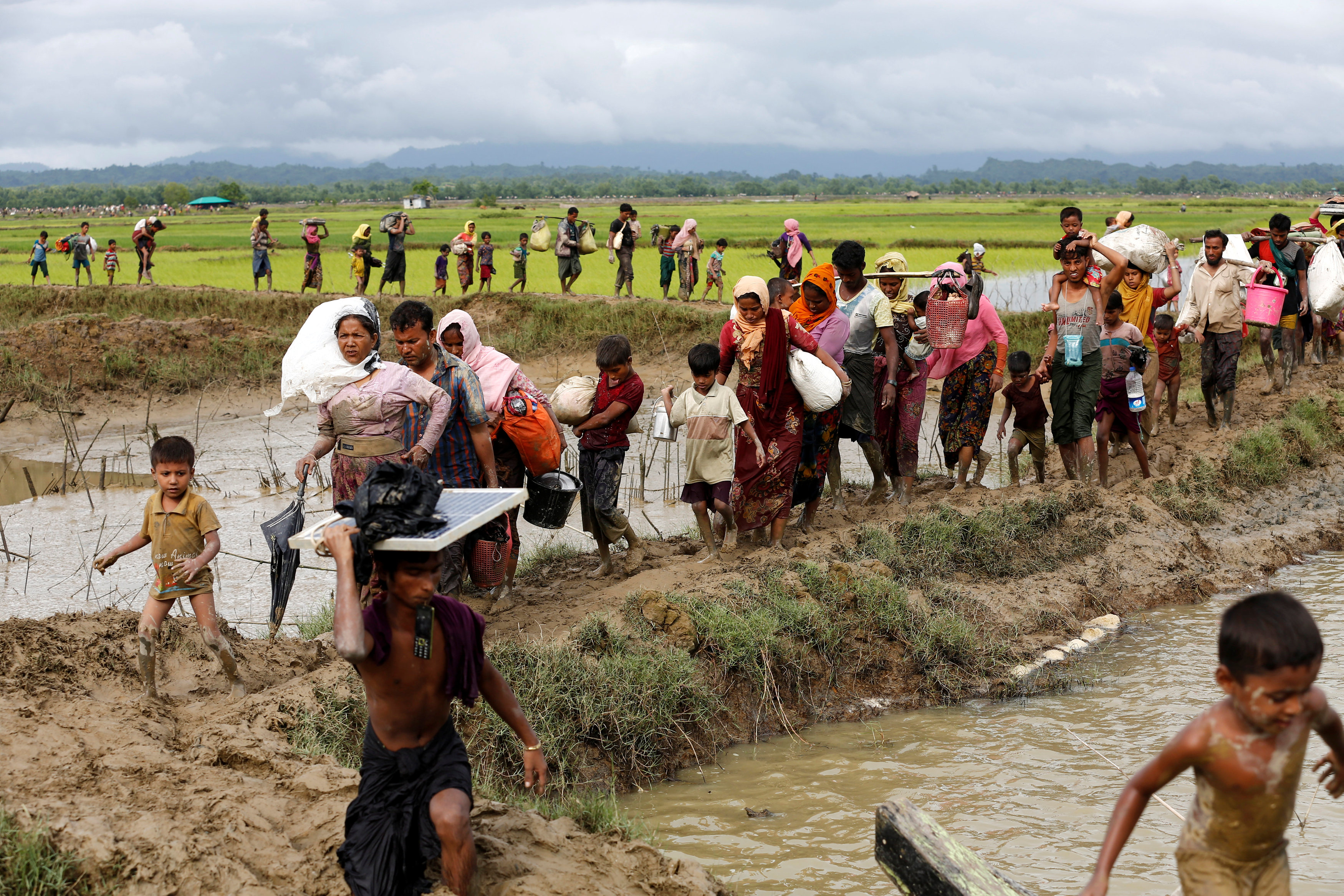 الآف الروهينجا يفرون إلى بنجلاديش