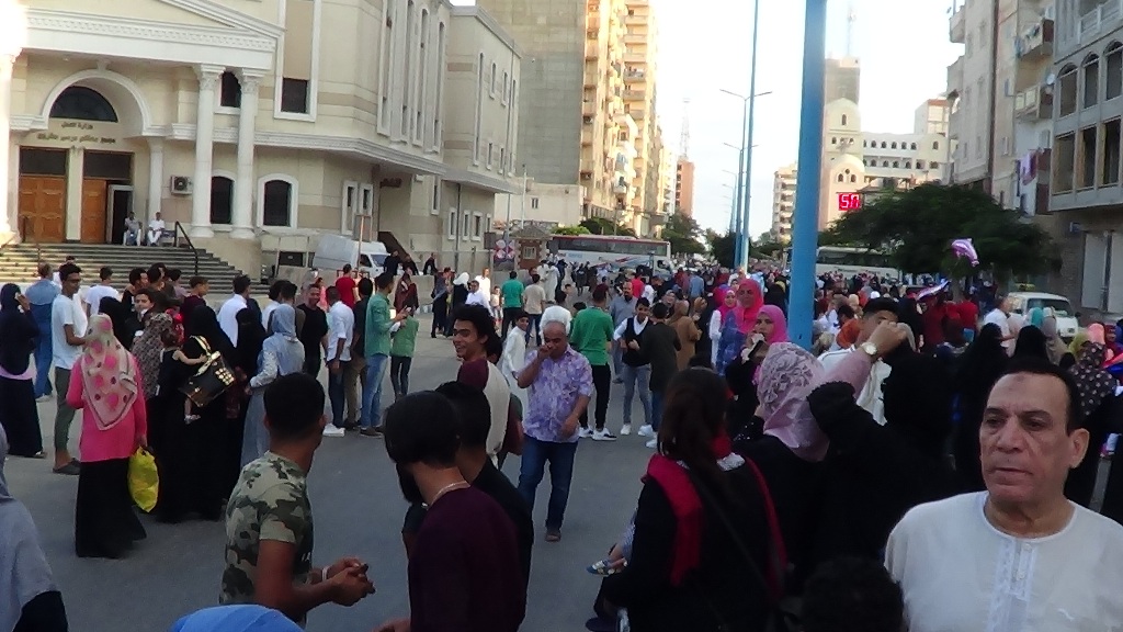 انتشار اهالي مطروح بالشوارع احتفالا بالعيد