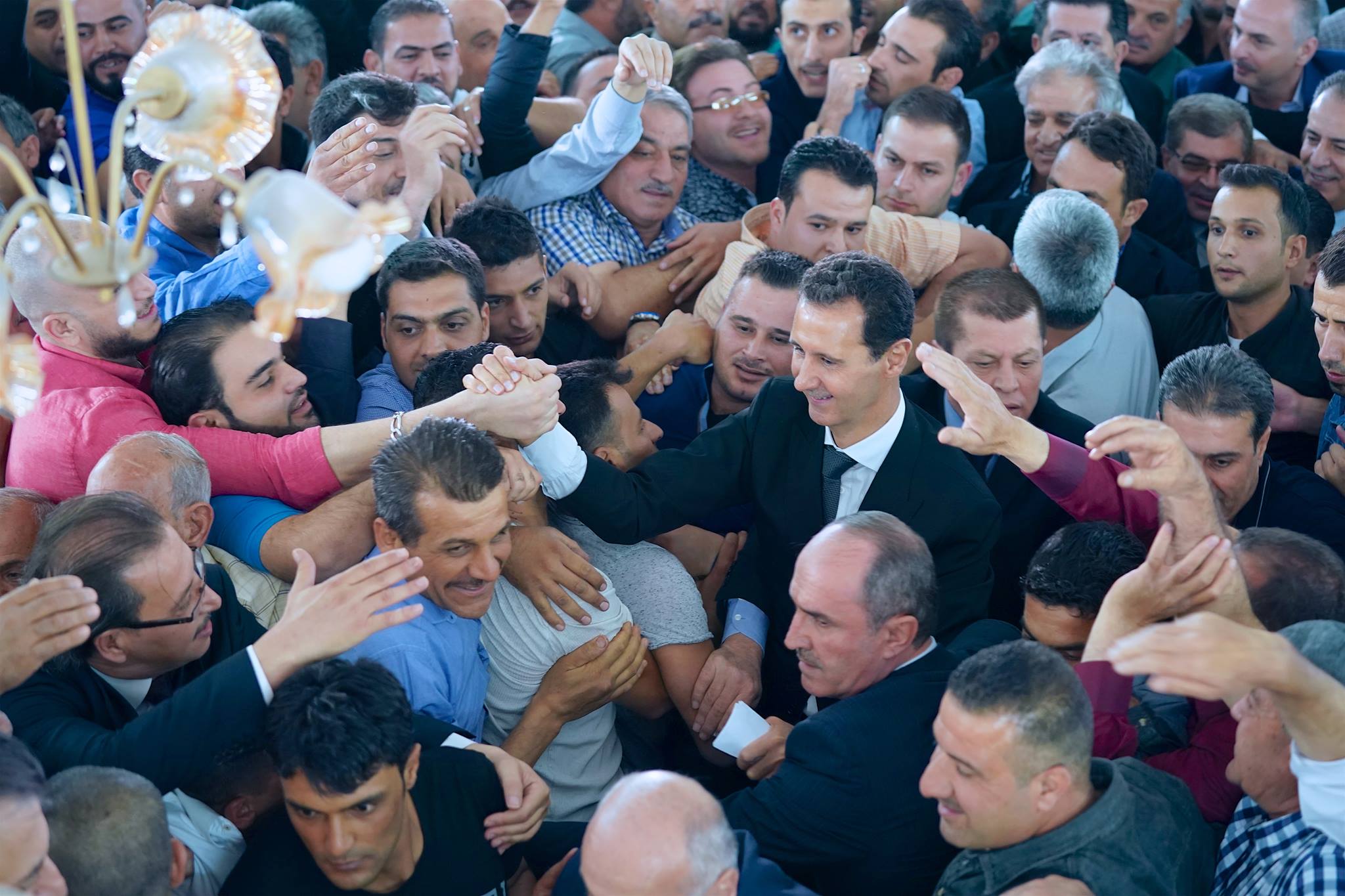 مصلون يلتفون حول بشار الأسد عقب الصلاة لتهنئته بالعيد