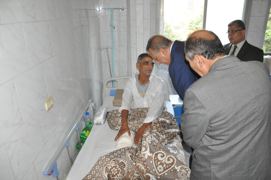 محافظ الجيزة خلال زيارة مرضى مستشفى امبابة العام (2)