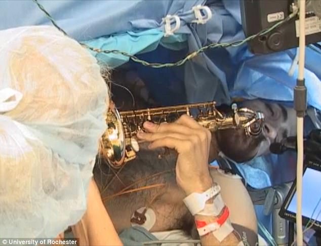 مريض يخضع لجراحة فى المخ اثناء عزفه على آلة ساكسفون