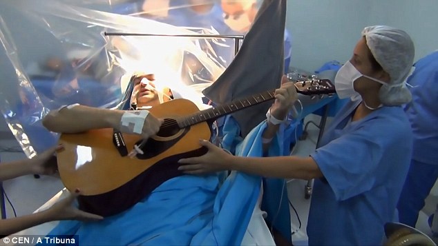 المريض يعزف الجيتار ويغنى أثناء جراحة فى المخ