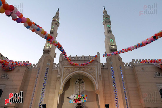 البلالين تزين ساحة صلاة مسجد أبو بكر الصديق بشيراتون (2)