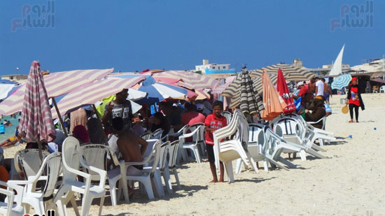 إقبال كبير من المصطافين على شواطئ مطروح خلال العيد