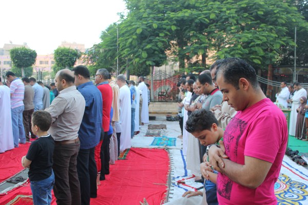 المصريين يؤدون الصلاة