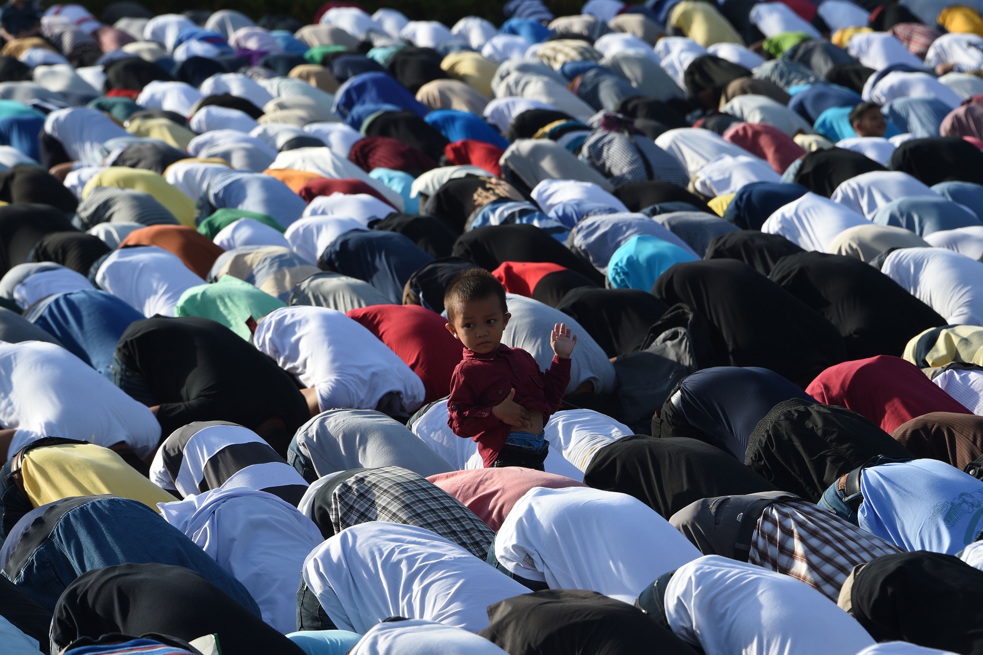 جانب من أداء المسلمات صلاة العيد فى الفلبين