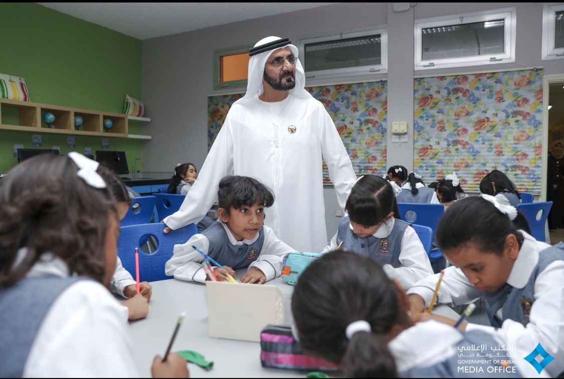 محمد بن راشد وسط الطلاب