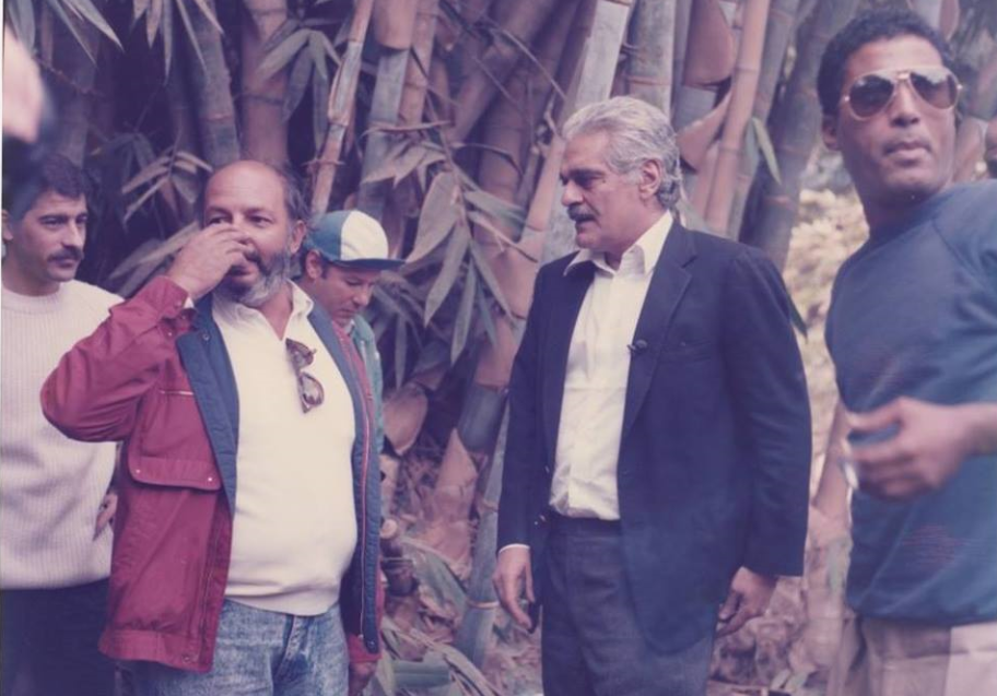 النجم العالمى عمر الشريف واحمد زكى مع المخرج محمد خان فى كواليس أحلام هند وكاميليا