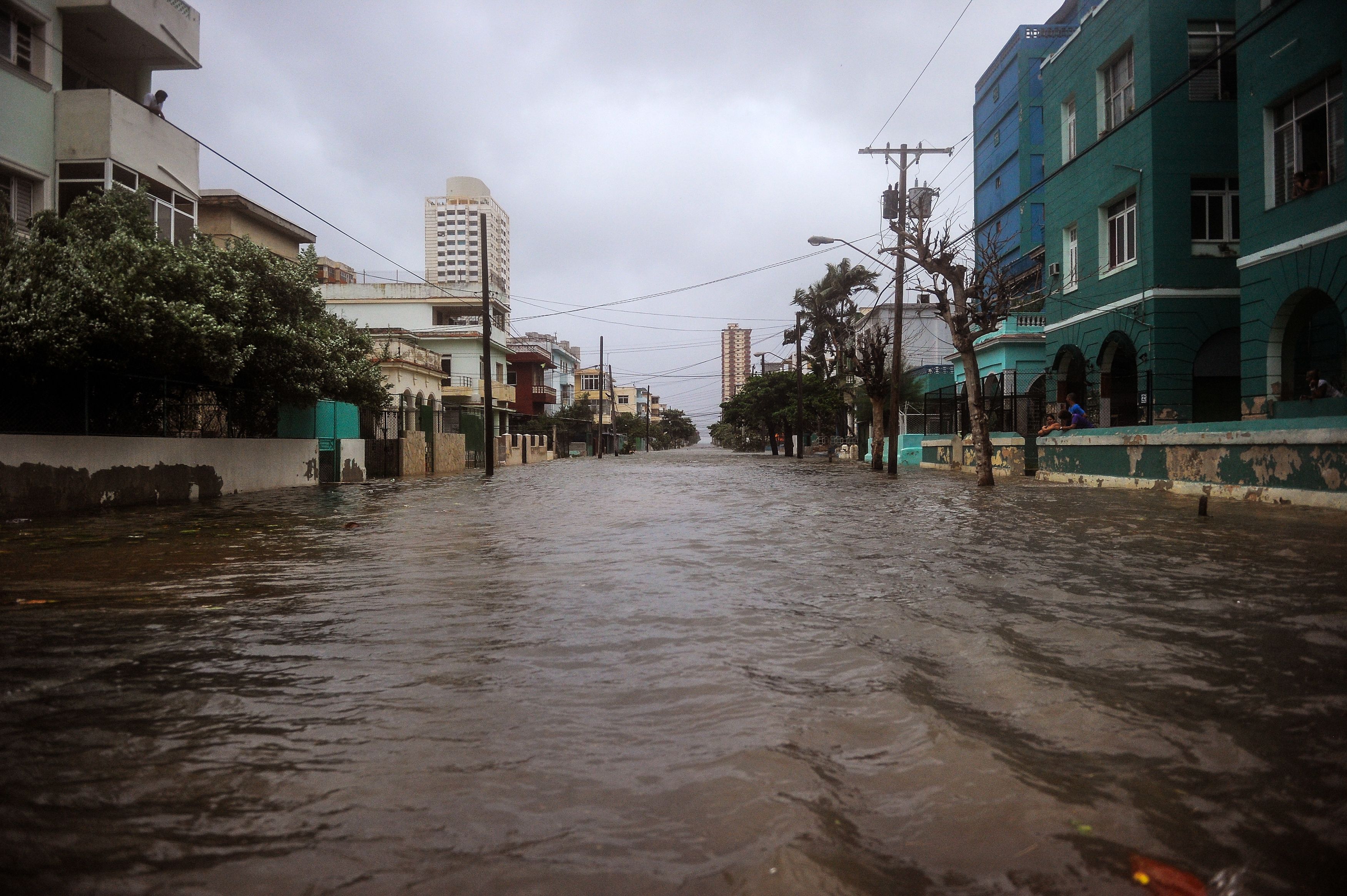 مياه الفيضانات تغرق الشوارع