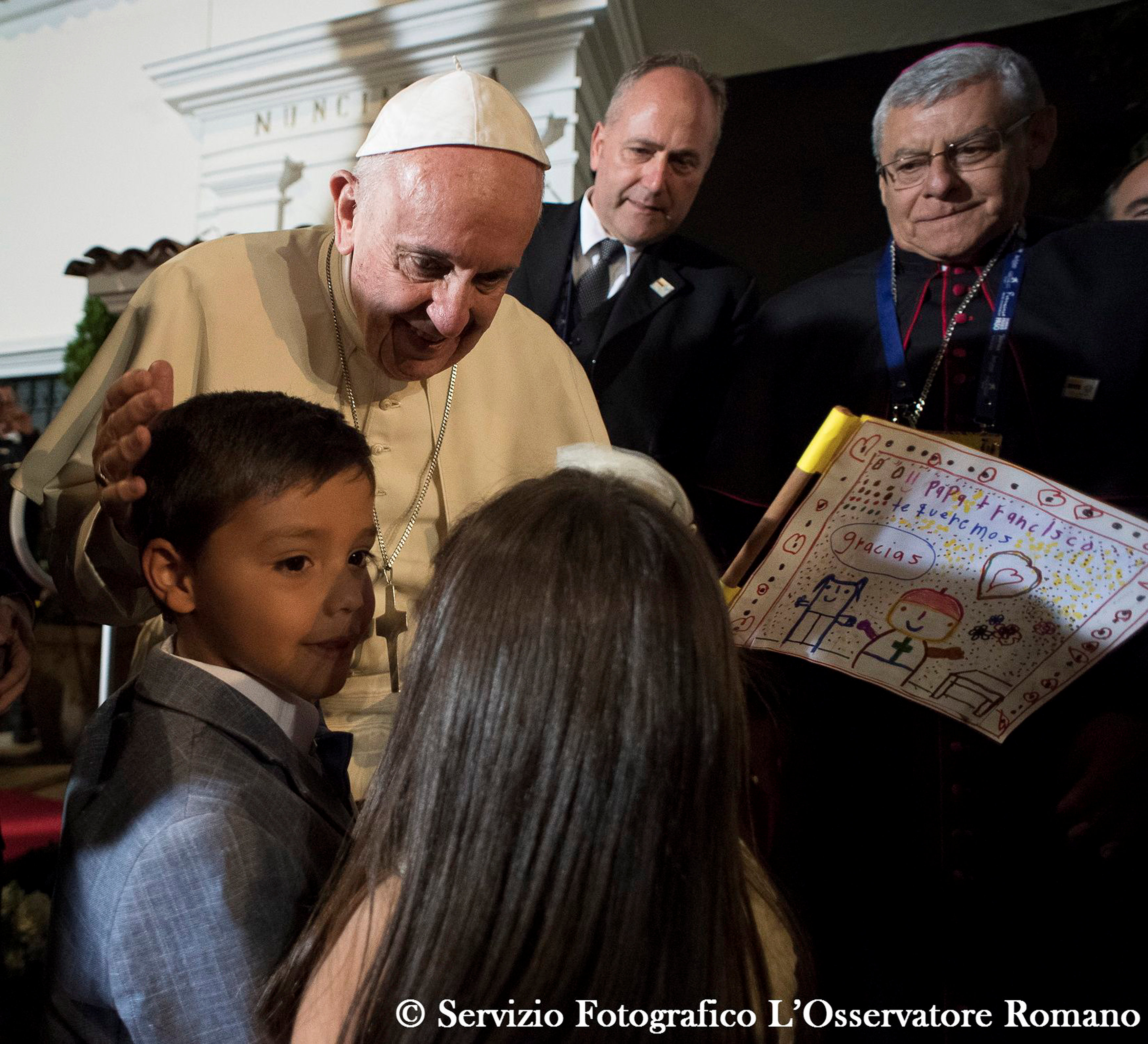 البابا يداعب الأطفال