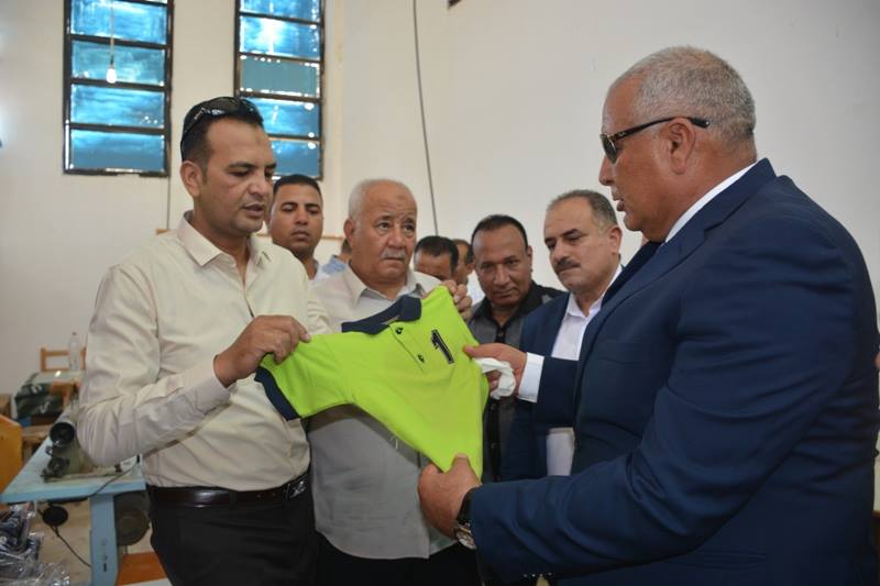 محافظ الوادى الجديد يتفقد مصنع الملابس
