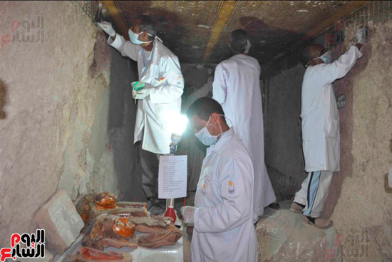 رجال آثار الأقصر يعملون فى مقابر دراع أبوالنجا