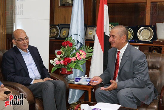   جانب من استقبال المحافظ لوزير الزراعة