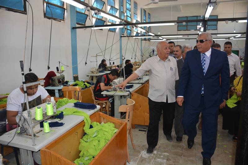 جانب من جولةالمحافظ داخل المصنع