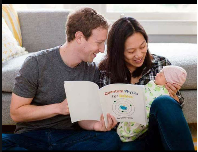مارك يقرأ لأبنته الرضيعة