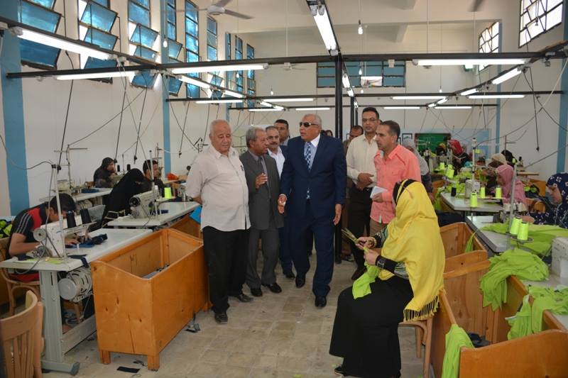 اثناء تفقد اعمال تصنيع الزى المدرسى