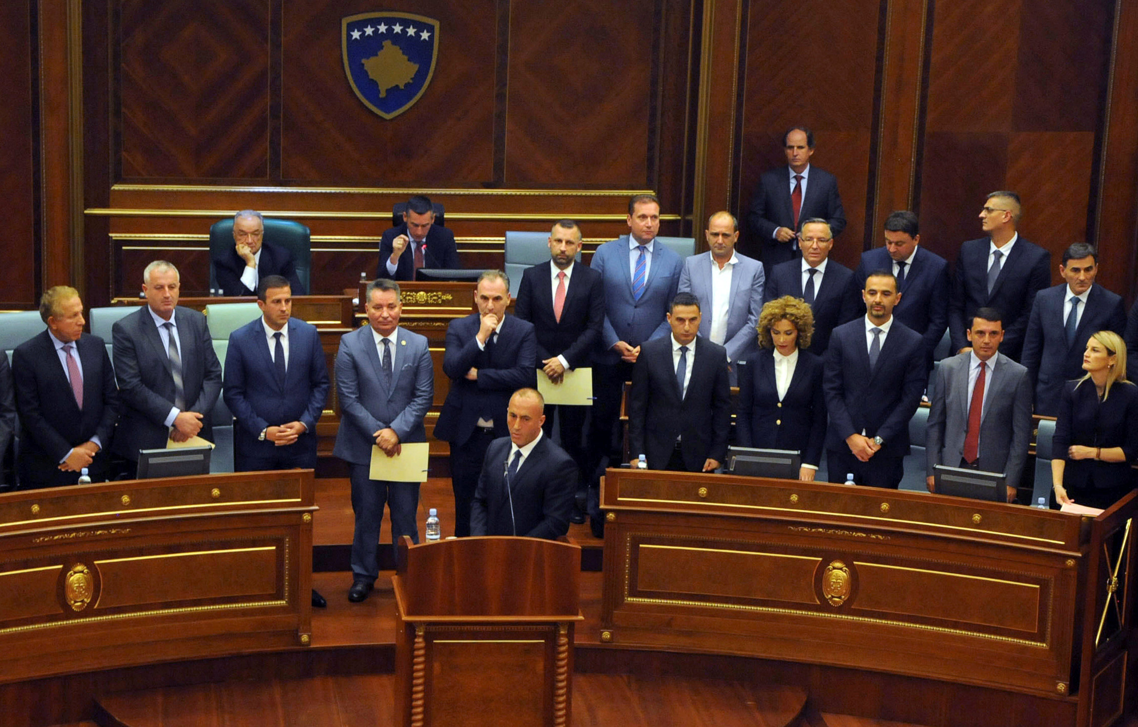 راموش هاراديناج رئيس وزراء كوسوفو المنتخب حديثا وسط أعضاء البرلمان