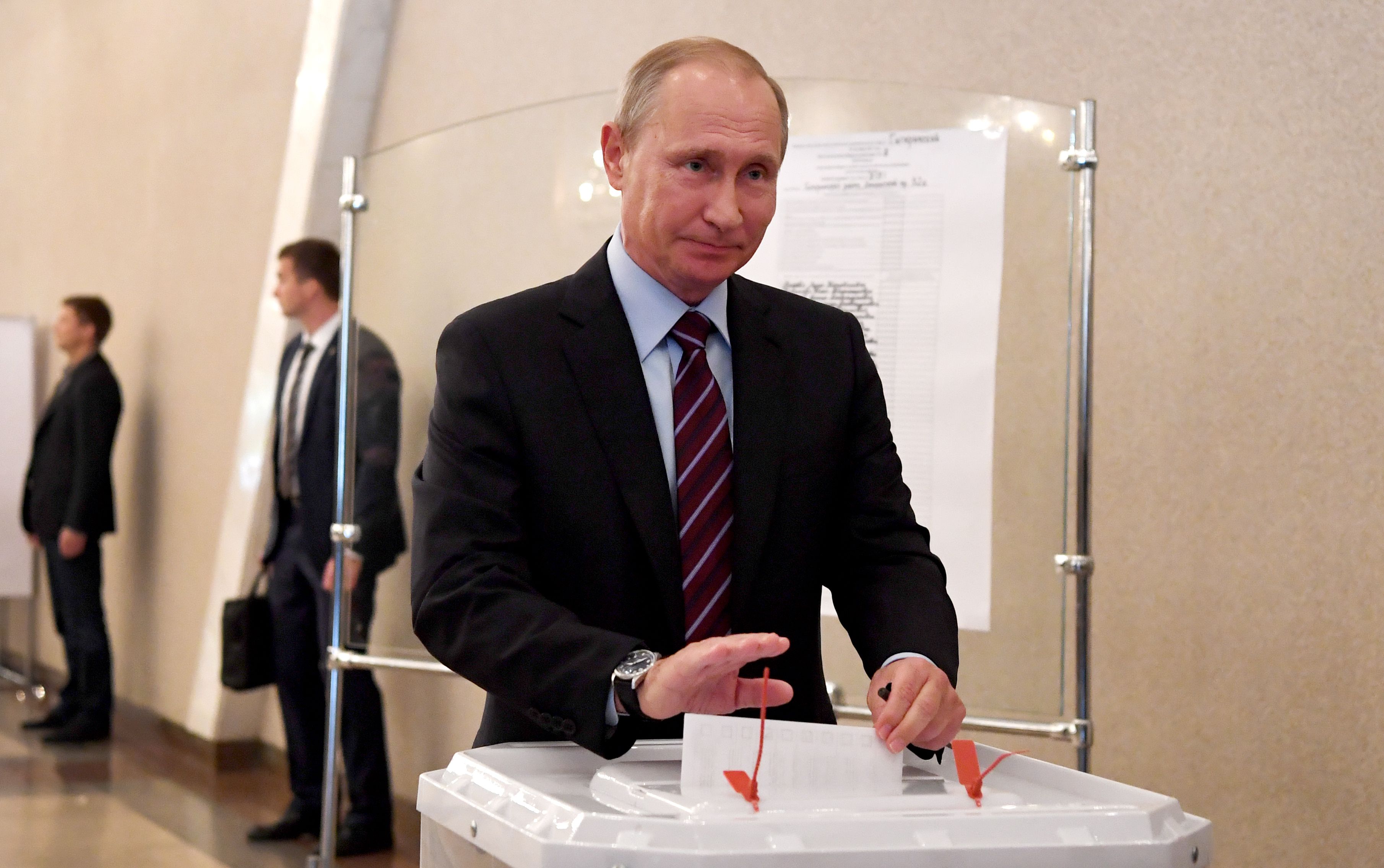 الرئيس الروسى يدلى بصوته