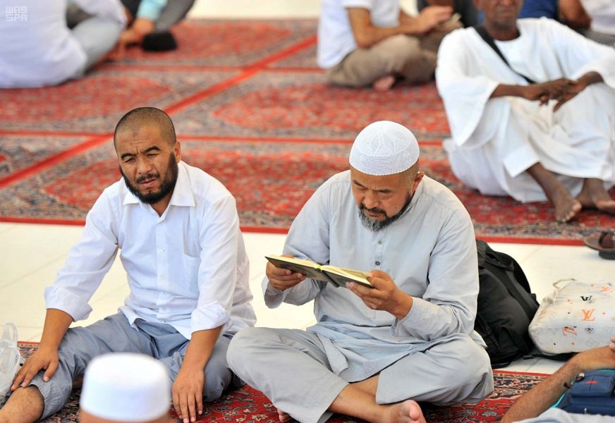 حاج يقرأ القرآن فى رحاب مسجد الرسول