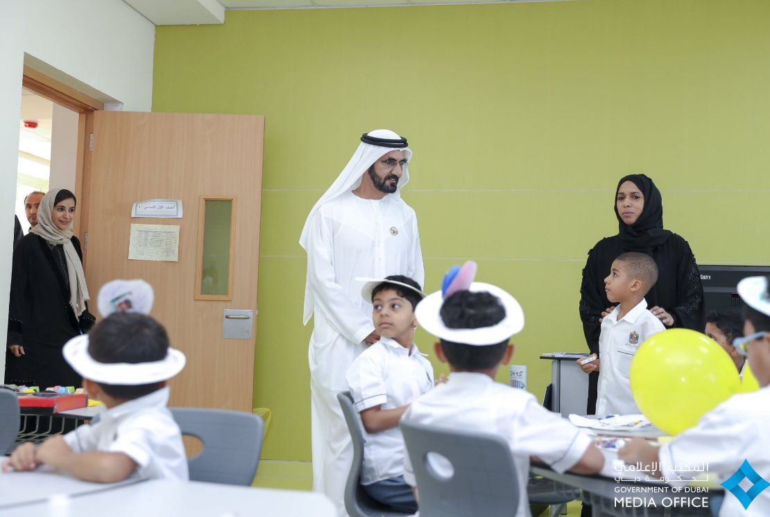 محمد بن راشد داخل فصل مدرسى