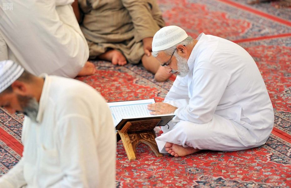 الحجاج فى جلسات قراءة قرآن بالمسجد النبوى