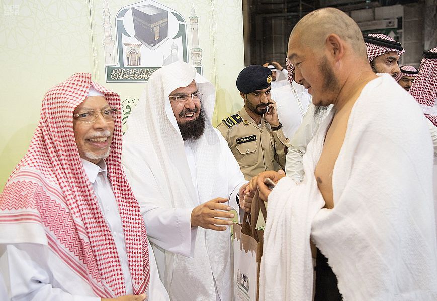 توزيع هدايا على الحجاج توزيع هدايا على الحجاج