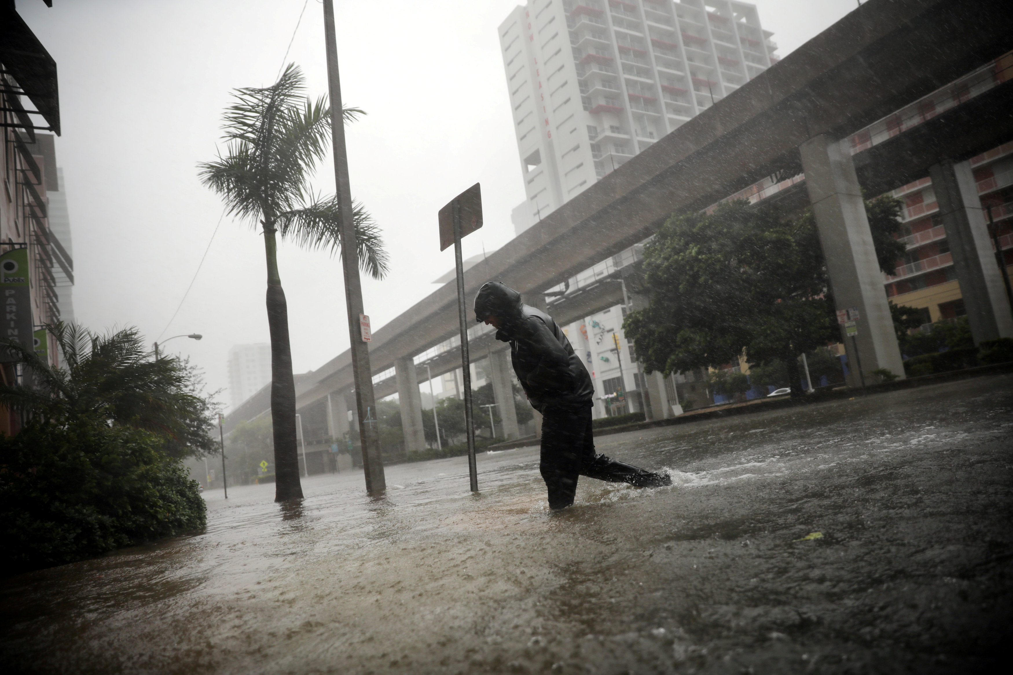 مواطن يمشى وسط مياه الامطار فى فلوريدا