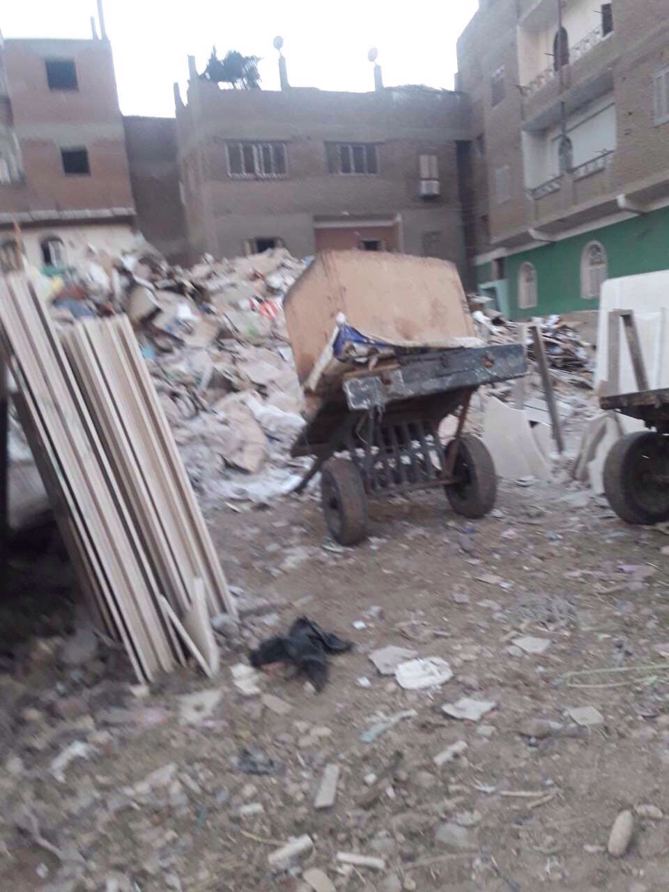 صورة أخرى توضح وجود القمامة بجوار المنازل