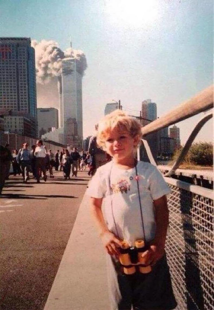 طفل فى الرابعة من عمره كان يلتقط صورة من زاوية تظهر هجوم 11 سبتمبر