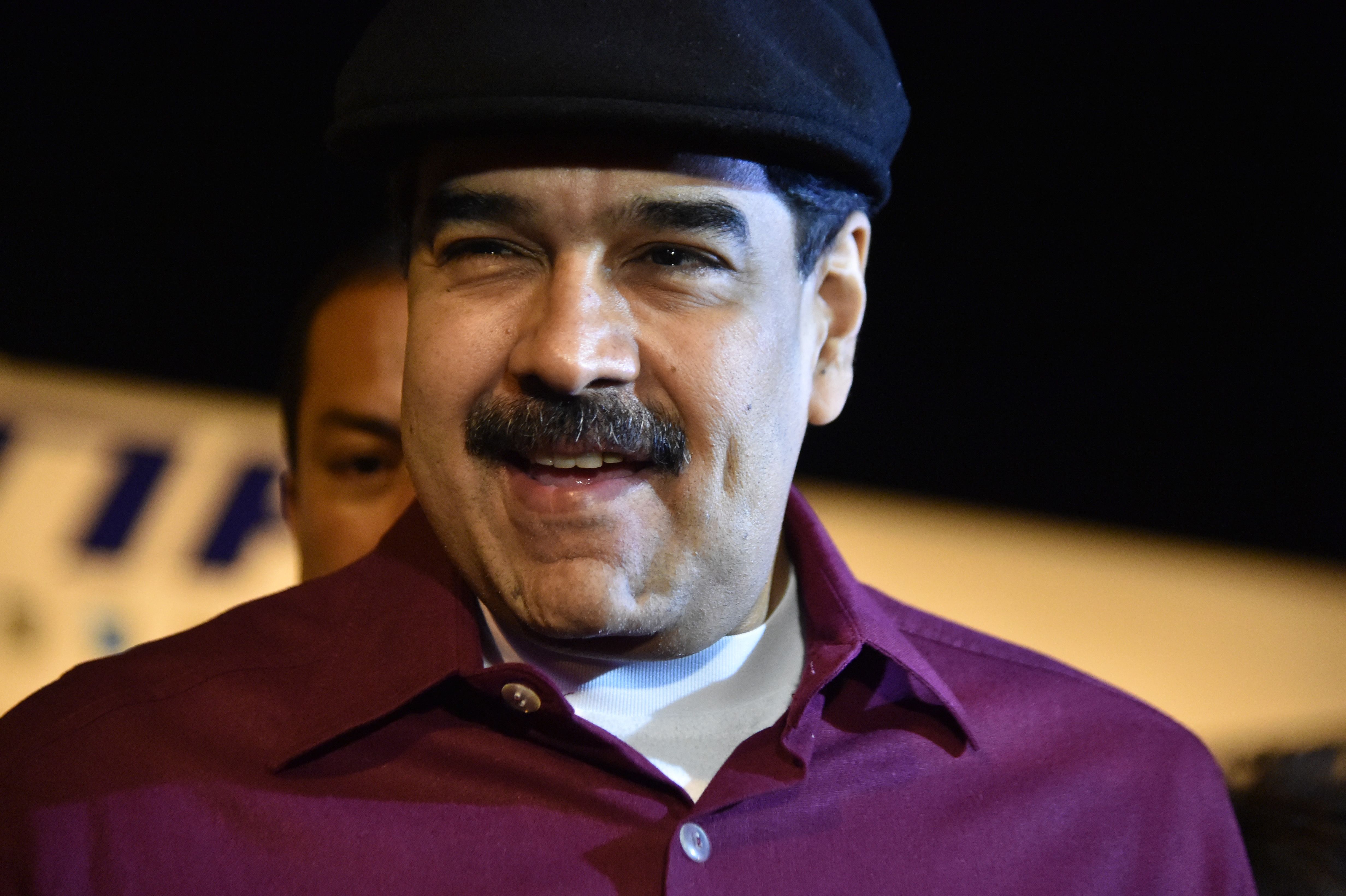 الرئيس الفنزويلى يصل الجزائر