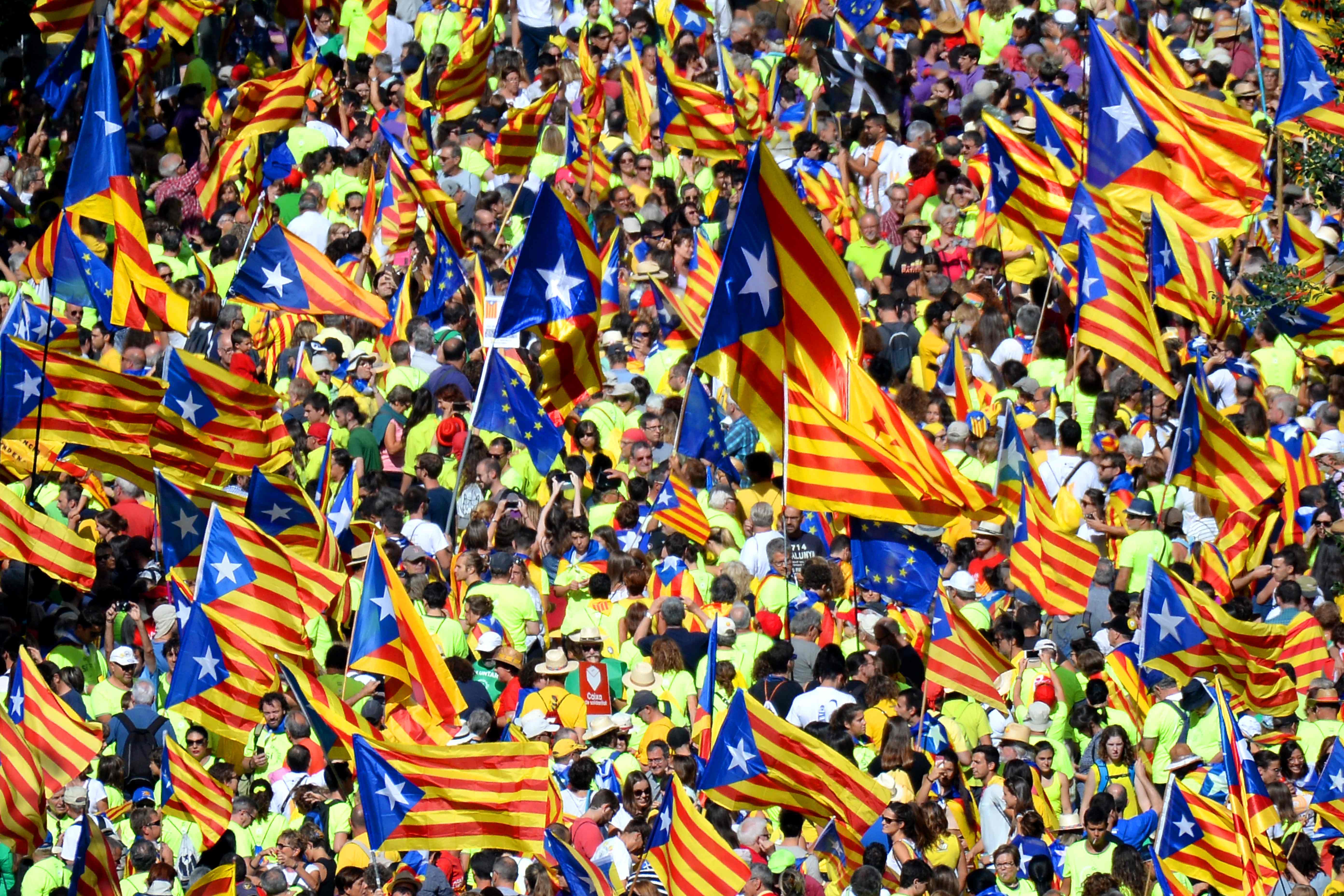 الآلاف يتظاهرون بإسبانيا للمطالبة باستقلال كتالونيا