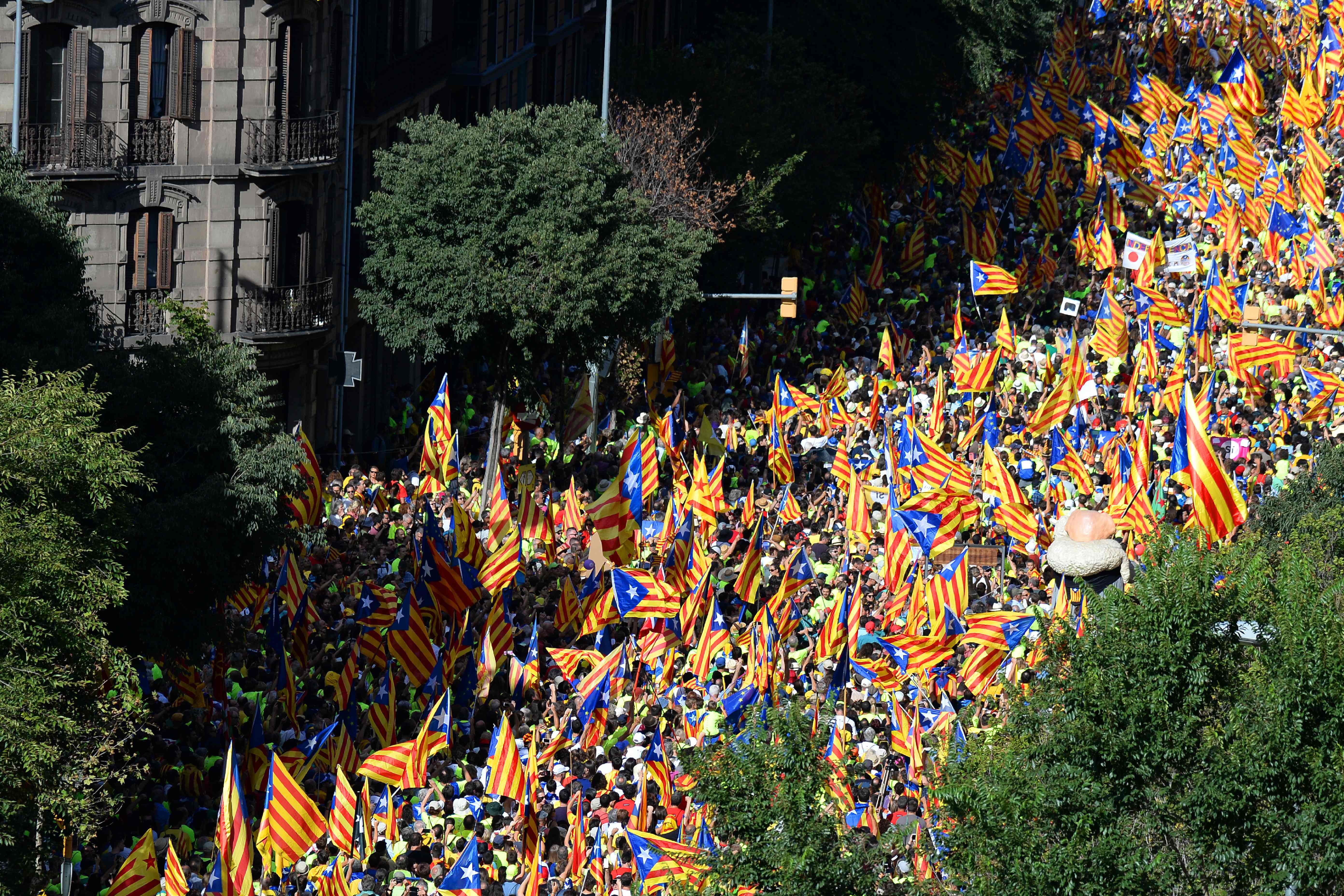 انفصاليو كاتالونيا ينظمون مسيرة لدعم مطلبهم بالاستقلال في الاستفتاء المقبل