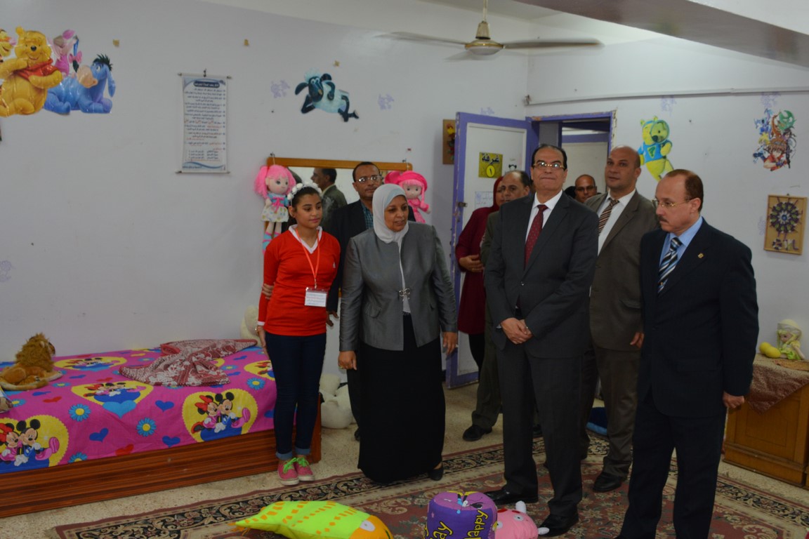 محافظ الدقهلية يعاين منتجات مؤسسة التكافل الاجتماعي بالمنصورة