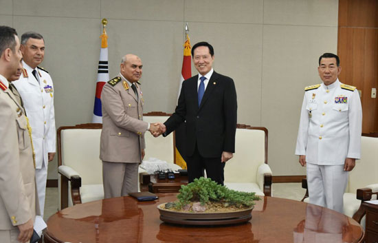 وزير الدفاع يجرى لقاءات هامة مع كبار المسئولين بكوريا الجنوبية (2)