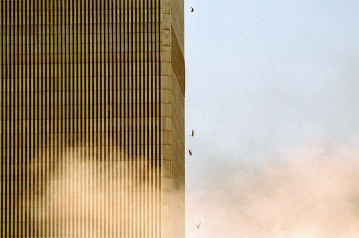 صورة لأشخاص يتساقطون من المبنى أثناء انفجاره