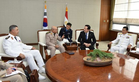 وزير الدفاع يجرى لقاءات هامة مع كبار المسئولين بكوريا الجنوبية (4)