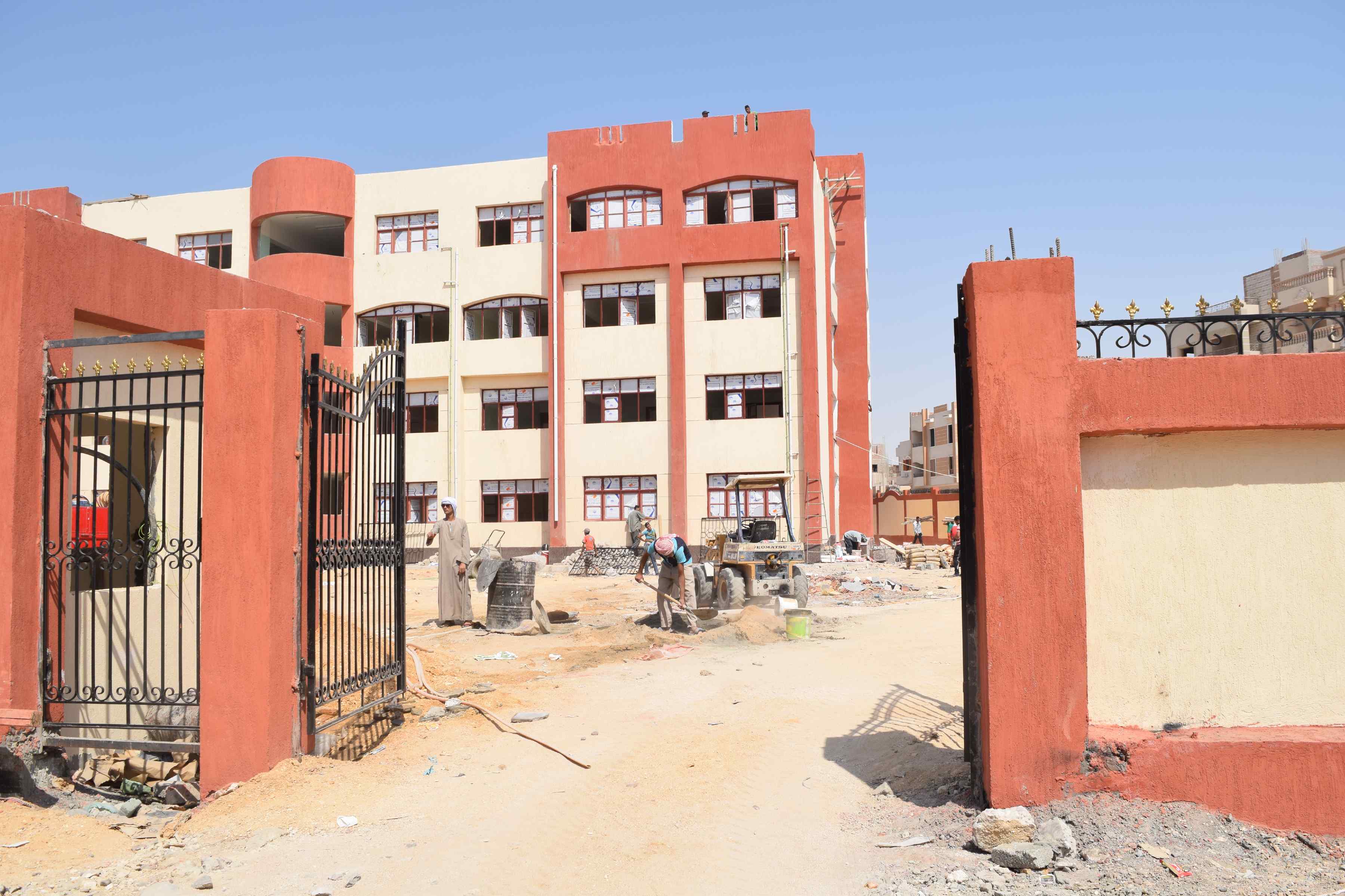 محافظ المنيا يتفقد أعمال إنشاء مبنى المدرسة اليابانية (3)