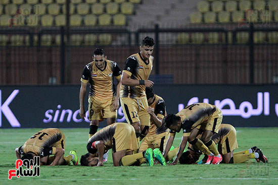 فرحة لاعبى الإنتاج بالهدف فى مرمى الزمالك