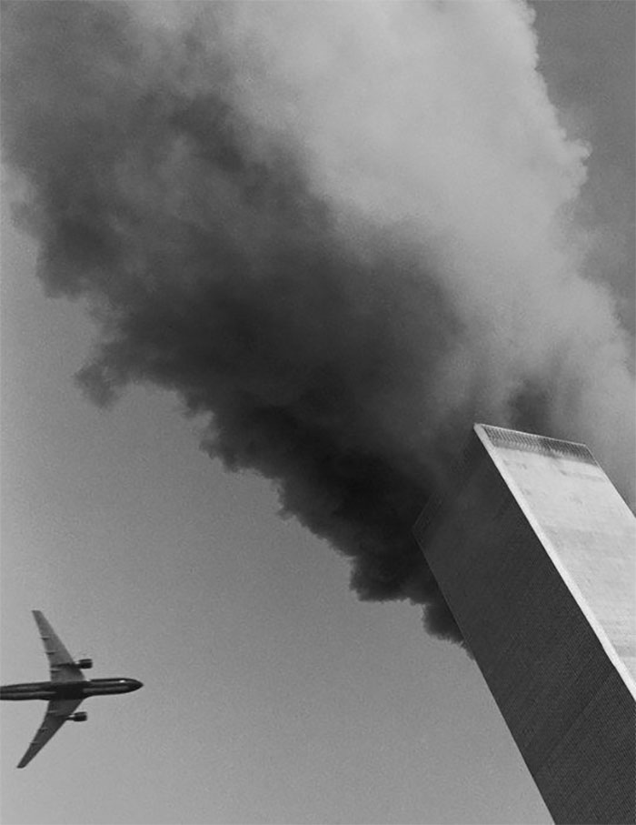مصور يلتقط صورة من نافذة منزله أثناء انهيار البرج وقبل اصطدام الطائرة الثانية