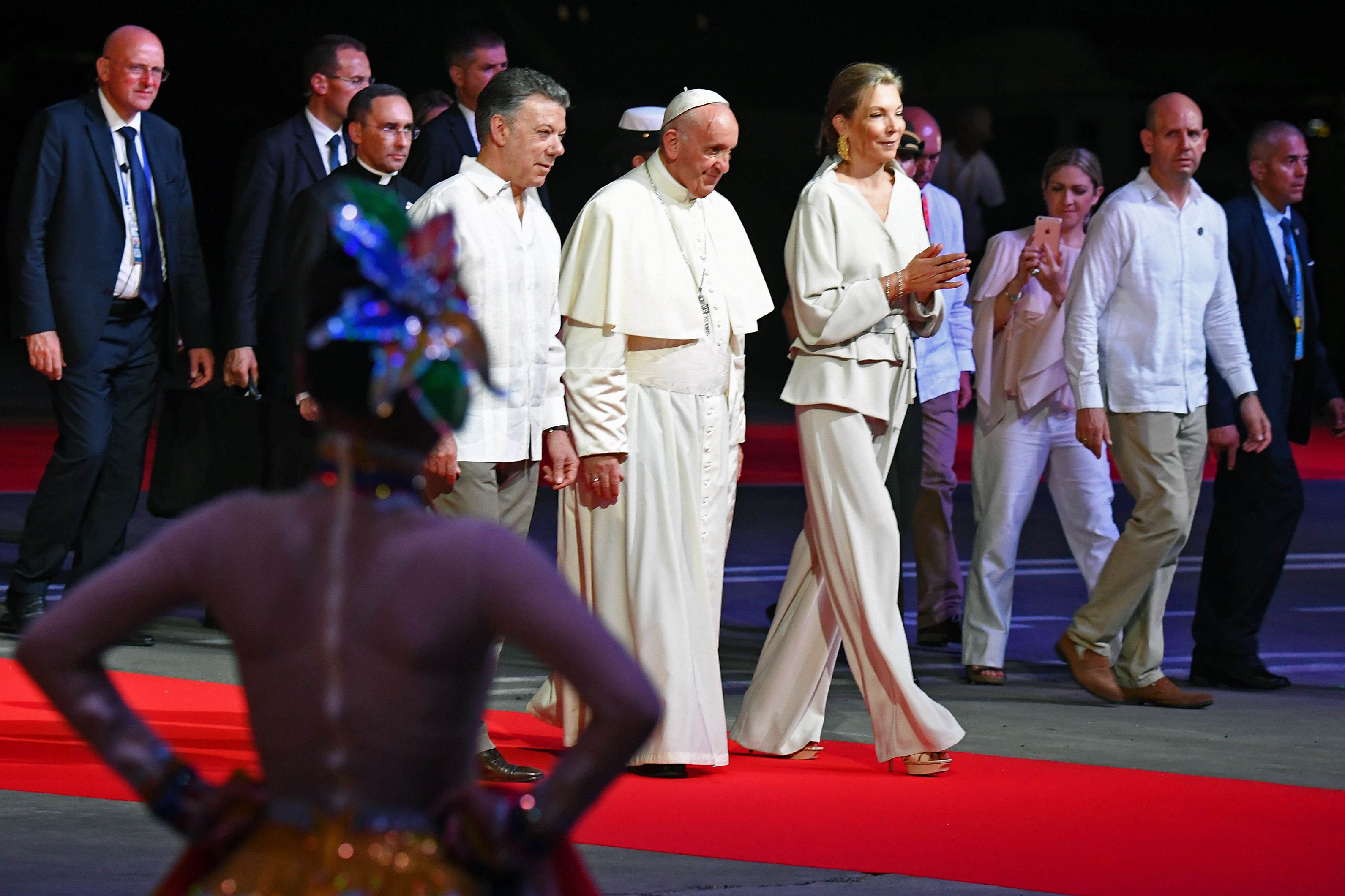 رئيس كولومبيا وزوجته يودعان البابا